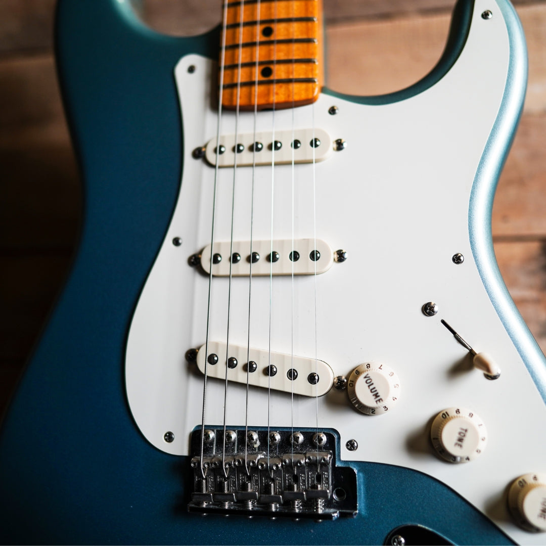 Fender American Vintage '57 Stratocaster in Ice Blue Metallic