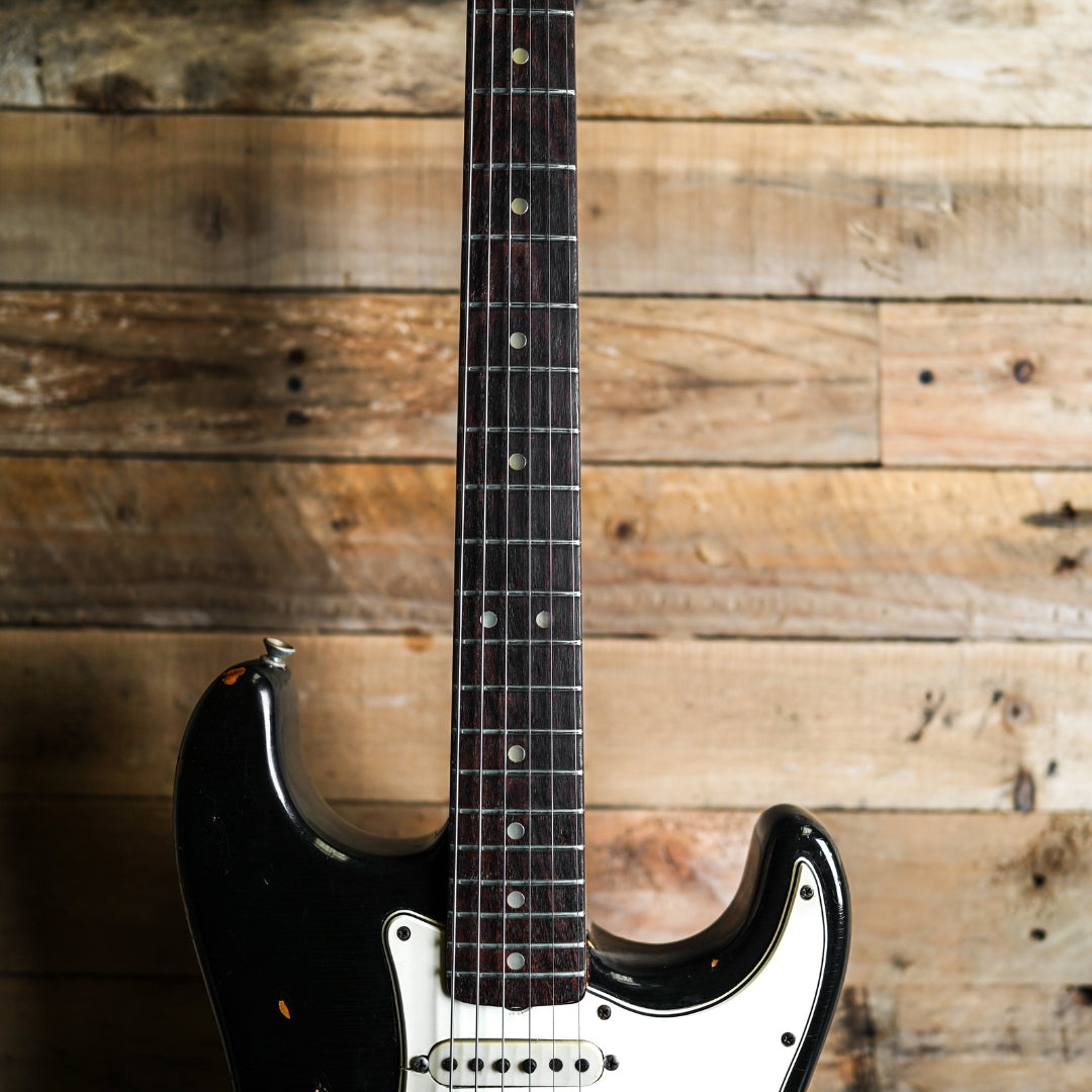 Fender Stratocaster ブラック 1965 Fender Stratocaster in Black – Fat Bottom Guitars